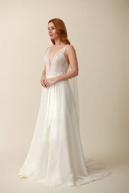 Load image into Gallery viewer, Akay A kesim gelinlik modeli, zarif dantel işli v yaka detaylı klasik ve romantik A line gelinlik
