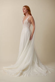 Load image into Gallery viewer, Akay A kesim gelinlik modeli, zarif dantel işli v yaka detaylı klasik ve romantik A line gelinlik
