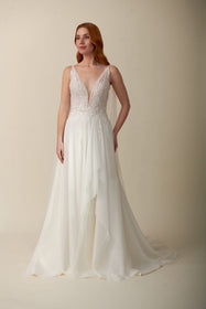 Load image into Gallery viewer, Akay A kesim gelinlik modeli, zarif dantel işli v yaka detaylı klasik ve romantik A line gelinlik
