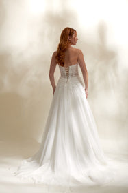 Görseli Galeri görüntüleyiciye yükleyin, Akay klasik A kesim gelinlik, zamansız stil ve romantik dantelli düğün gelinliği
