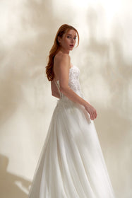Görseli Galeri görüntüleyiciye yükleyin, Akay klasik A kesim gelinlik, zamansız stil ve romantik dantelli düğün gelinliği
