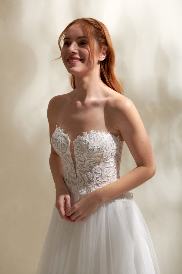 Akay klasik A kesim gelinlik, zamansız stil ve romantik dantelli düğün gelinliği
