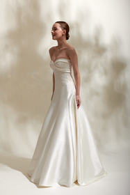 Load image into Gallery viewer, Akay A line gelinlik modeli, romantik siluetli klasik düğün gelinliği tasarımı
