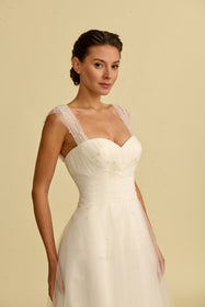 Load image into Gallery viewer, Akay A kesim bridal gelinlik, üstten oturan ve genişleyen zarif gelinlik modeli
