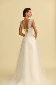 Load image into Gallery viewer, Akay A kesim bridal gelinlik, üstten oturan ve genişleyen zarif gelinlik modeli
