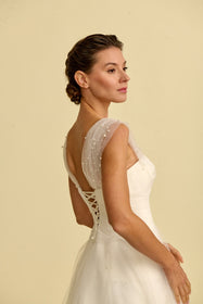 Load image into Gallery viewer, Akay A kesim bridal gelinlik, üstten oturan ve genişleyen zarif gelinlik modeli
