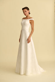 Load image into Gallery viewer, Akay A line gelinlik modeli, romantik dantel detaylı klasik A kesim düğün gelinliği
