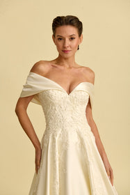 Load image into Gallery viewer, Akay A kesim gelinlik modeli, zarif dantel detaylı klasik ve romantik A line gelinlik
