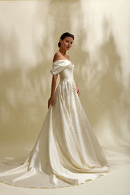 Load image into Gallery viewer, Akay A kesim gelinlik modeli, zarif dantel detaylı klasik ve romantik A line gelinlik
