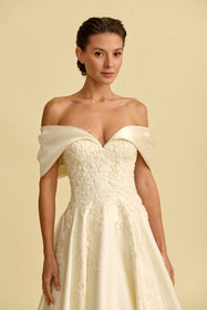 Load image into Gallery viewer, Akay A kesim gelinlik modeli, zarif dantel detaylı klasik ve romantik A line gelinlik
