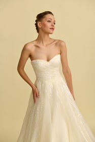 Load image into Gallery viewer, Akay kabarık prenses gelinlik modeli, kabarık tül etek ve zarif dantel işlemeli gelinlik
