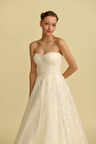 Load image into Gallery viewer, Akay kabarık prenses gelinlik modeli, kabarık tül etek ve zarif dantel işlemeli gelinlik
