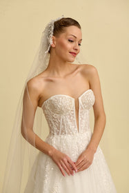 Load image into Gallery viewer, Akay A kesim gelinlik modeli, zarif dantel detaylı klasik ve romantik A line gelinlik
