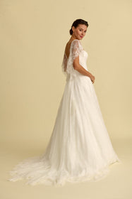 Load image into Gallery viewer, Akay A kesim gelinlik modeli, zarif dantel detaylı klasik ve romantik A line gelinlik
