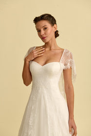 Load image into Gallery viewer, Akay A kesim gelinlik modeli, zarif dantel detaylı klasik ve romantik A line gelinlik
