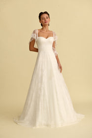 Load image into Gallery viewer, Akay A kesim gelinlik modeli, zarif dantel detaylı klasik ve romantik A line gelinlik
