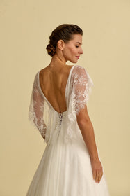 Load image into Gallery viewer, Akay A kesim gelinlik modeli, zarif dantel detaylı klasik ve romantik A line gelinlik
