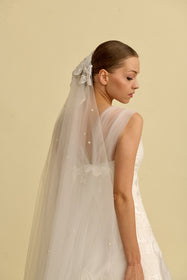 Load image into Gallery viewer, Akay A kesim gelinlik modeli, zarif dantel motif detaylı klasik ve romantik A line gelinlik 
