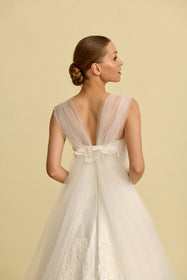 Load image into Gallery viewer, Akay A kesim gelinlik modeli, zarif dantel motif detaylı klasik ve romantik A line gelinlik 
