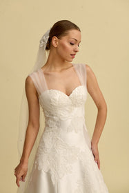 Load image into Gallery viewer, Akay A kesim gelinlik modeli, zarif dantel motif detaylı klasik ve romantik A line gelinlik 
