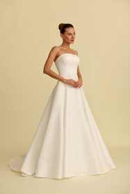 Load image into Gallery viewer, Akay A kesim gelinlik modeli, zarif dantel detaylı klasik ve romantik A line gelinlik modeli
