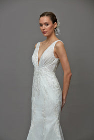 Load image into Gallery viewer, Akay balık kesim gelinlik, modern ve şık vücut hatlarını vurgulayan dantel detaylı gelinlik
