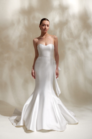 Görseli Galeri görüntüleyiciye yükleyin, Akay saten balık gelinlik modeli, vücuda oturan siluet ve dantel işlemeli zarif balık kesim gelinlik
