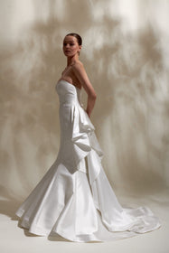 Görseli Galeri görüntüleyiciye yükleyin, Akay saten balık gelinlik modeli, vücuda oturan siluet ve dantel işlemeli zarif balık kesim gelinlik
