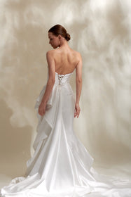 Görseli Galeri görüntüleyiciye yükleyin, Akay saten balık gelinlik modeli, vücuda oturan siluet ve dantel işlemeli zarif balık kesim gelinlik
