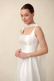 Görseli Galeri görüntüleyiciye yükleyin, Akay saten balık kesim düğün gelinliği, vücut formunu ön plana çıkaran dar kesimli tasarım ve zarif etek detaylarıyla modern gelinlik
