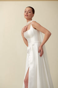 Görseli Galeri görüntüleyiciye yükleyin, Akay saten balık kesim düğün gelinliği, vücut formunu ön plana çıkaran dar kesimli tasarım ve zarif etek detaylarıyla modern gelinlik
