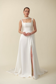 Görseli Galeri görüntüleyiciye yükleyin, Akay saten balık kesim düğün gelinliği, vücut formunu ön plana çıkaran dar kesimli tasarım ve zarif etek detaylarıyla modern gelinlik
