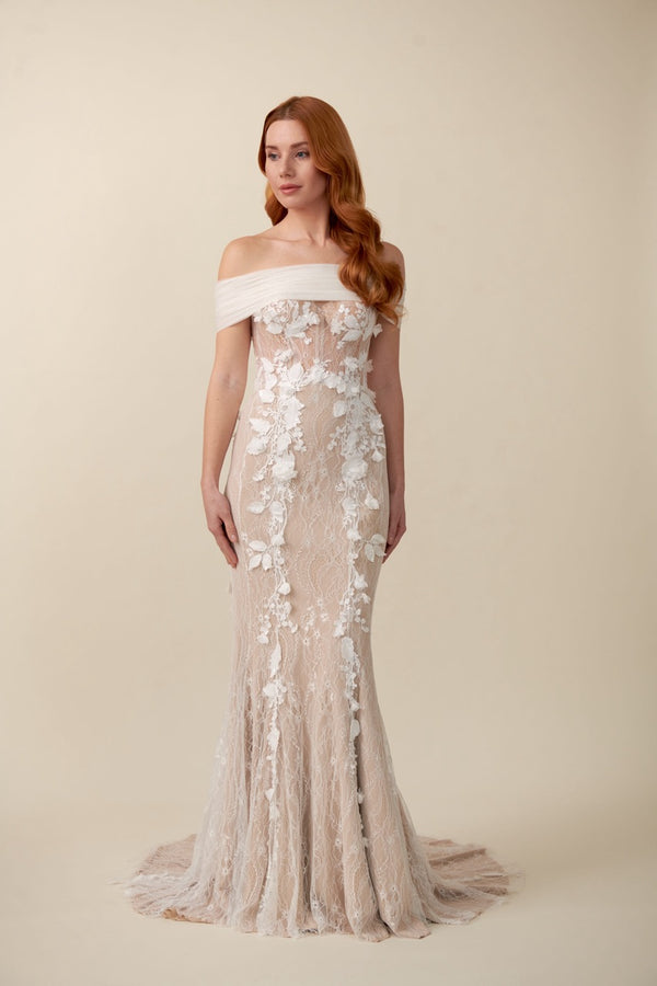 Akay balık form gelinlik, aşağı doğru açılan etekli zarif düğün gelinliği