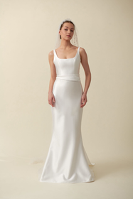 Görseli Galeri görüntüleyiciye yükleyin, Akay balık kesim düğün gelinliği, vücut hatlarını vurgulayan zarif ve modern tasarım.
