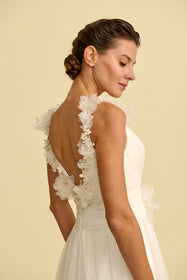 Görseli Galeri görüntüleyiciye yükleyin, Akay bohem düz gelinlik modeli, sade ve zarif siluetli modern minimal gelinlik tasarımı
