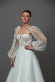 Görseli Galeri görüntüleyiciye yükleyin, Akay prenses kesim kabarık gelinlik, gösterişli tül etekli ve dantel detaylı klasik bridal tasarım
