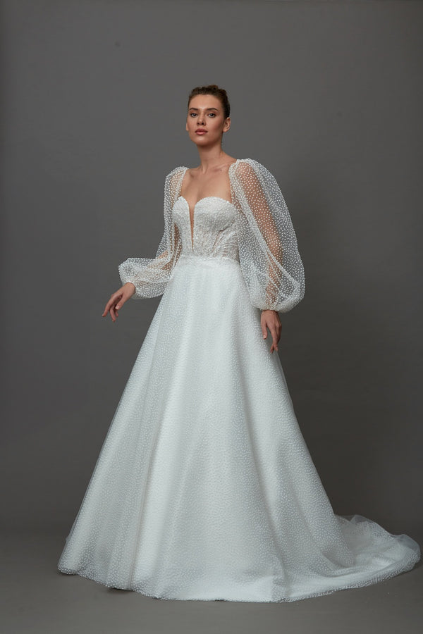 Akay prenses kesim kabarık gelinlik, gösterişli tül etekli ve dantel detaylı klasik bridal tasarım