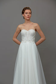 Görseli Galeri görüntüleyiciye yükleyin, Akay sade helen düz gelinlik, temiz hatlı ve şık minimalist bridal stil gelinlik modeli
