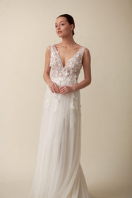 Görseli Galeri görüntüleyiciye yükleyin, Akay düz kesim gelinlik modeli, modern ve zarif detaylarıyla sade düğün gelinliği
