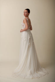 Görseli Galeri görüntüleyiciye yükleyin, Akay düz kesim gelinlik modeli, modern ve zarif detaylarıyla sade düğün gelinliği
