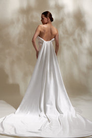 Görseli Galeri görüntüleyiciye yükleyin, Akay sade düz kesim gelinlik, temiz hatlı siluet ve minimalist detaylarla tasarlanmış modern bridal gelinlik modeli
