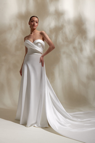 Görseli Galeri görüntüleyiciye yükleyin, Akay sade düz kesim gelinlik, temiz hatlı siluet ve minimalist detaylarla tasarlanmış modern bridal gelinlik modeli
