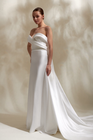 Görseli Galeri görüntüleyiciye yükleyin, Akay sade düz kesim gelinlik, temiz hatlı siluet ve minimalist detaylarla tasarlanmış modern bridal gelinlik modeli
