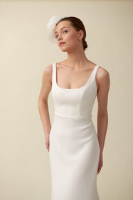 Görseli Galeri görüntüleyiciye yükleyin, Akay düz kesim gelinlik modeli, modern ve zarif detaylarıyla sade düğün gelinliği
