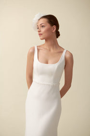 Görseli Galeri görüntüleyiciye yükleyin, Akay düz kesim gelinlik modeli, modern ve zarif detaylarıyla sade düğün gelinliği
