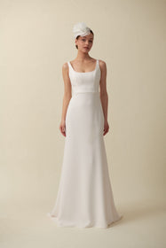 Görseli Galeri görüntüleyiciye yükleyin, Akay düz kesim gelinlik modeli, modern ve zarif detaylarıyla sade düğün gelinliği
