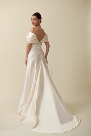 Görseli Galeri görüntüleyiciye yükleyin, Akay düz gelinlik modeli, sade ve zarif siluetli modern gelinlik tasarımı
