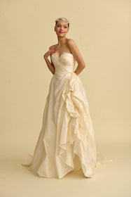 Load image into Gallery viewer, Akay düz gelinlik modeli, sade ve zarif siluetli modern minimal gelinlik tasarımı
