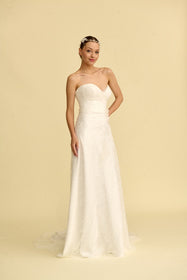 Görseli Galeri görüntüleyiciye yükleyin, Akay düz gelinlik modeli, sade ve zarif siluetli modern minimal gelinlik tasarımı
