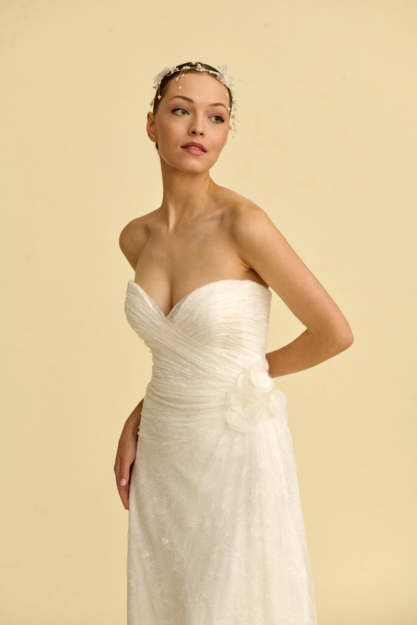 Akay düz gelinlik modeli, sade ve zarif siluetli modern minimal gelinlik tasarımı